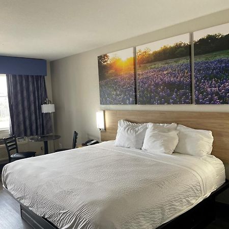 Days Inn By Wyndham San Antonio Southeast Frost Bank Center Buitenkant foto