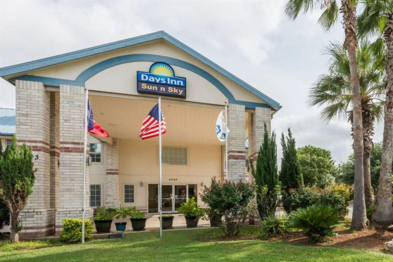 Days Inn By Wyndham San Antonio Southeast Frost Bank Center Buitenkant foto