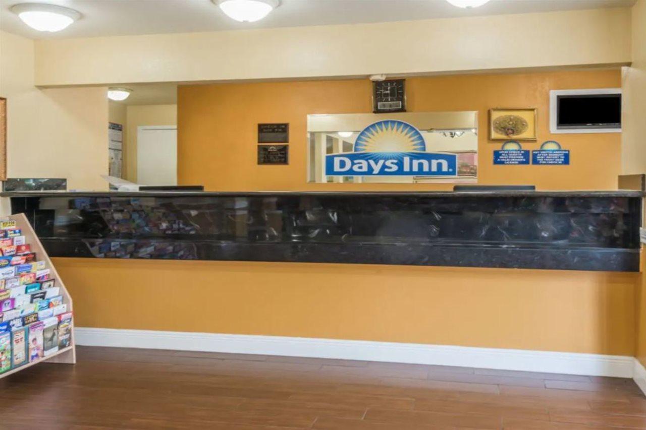 Days Inn By Wyndham San Antonio Southeast Frost Bank Center Buitenkant foto
