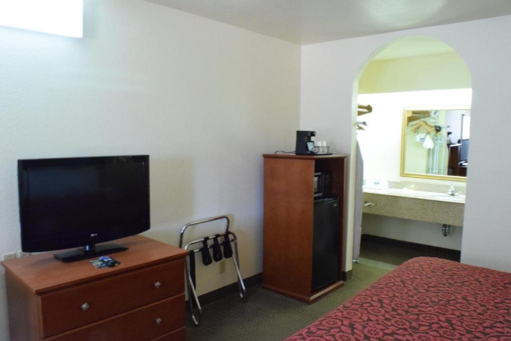Days Inn By Wyndham San Antonio Southeast Frost Bank Center Buitenkant foto