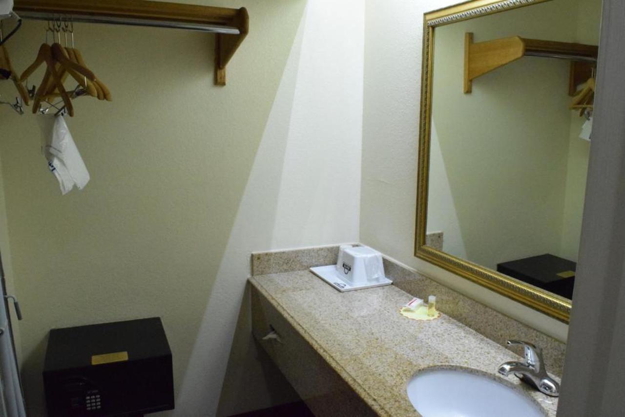 Days Inn By Wyndham San Antonio Southeast Frost Bank Center Buitenkant foto