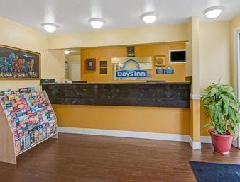 Days Inn By Wyndham San Antonio Southeast Frost Bank Center Buitenkant foto