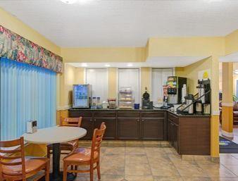 Days Inn By Wyndham San Antonio Southeast Frost Bank Center Buitenkant foto