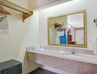 Days Inn By Wyndham San Antonio Southeast Frost Bank Center Buitenkant foto