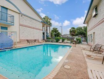 Days Inn By Wyndham San Antonio Southeast Frost Bank Center Buitenkant foto