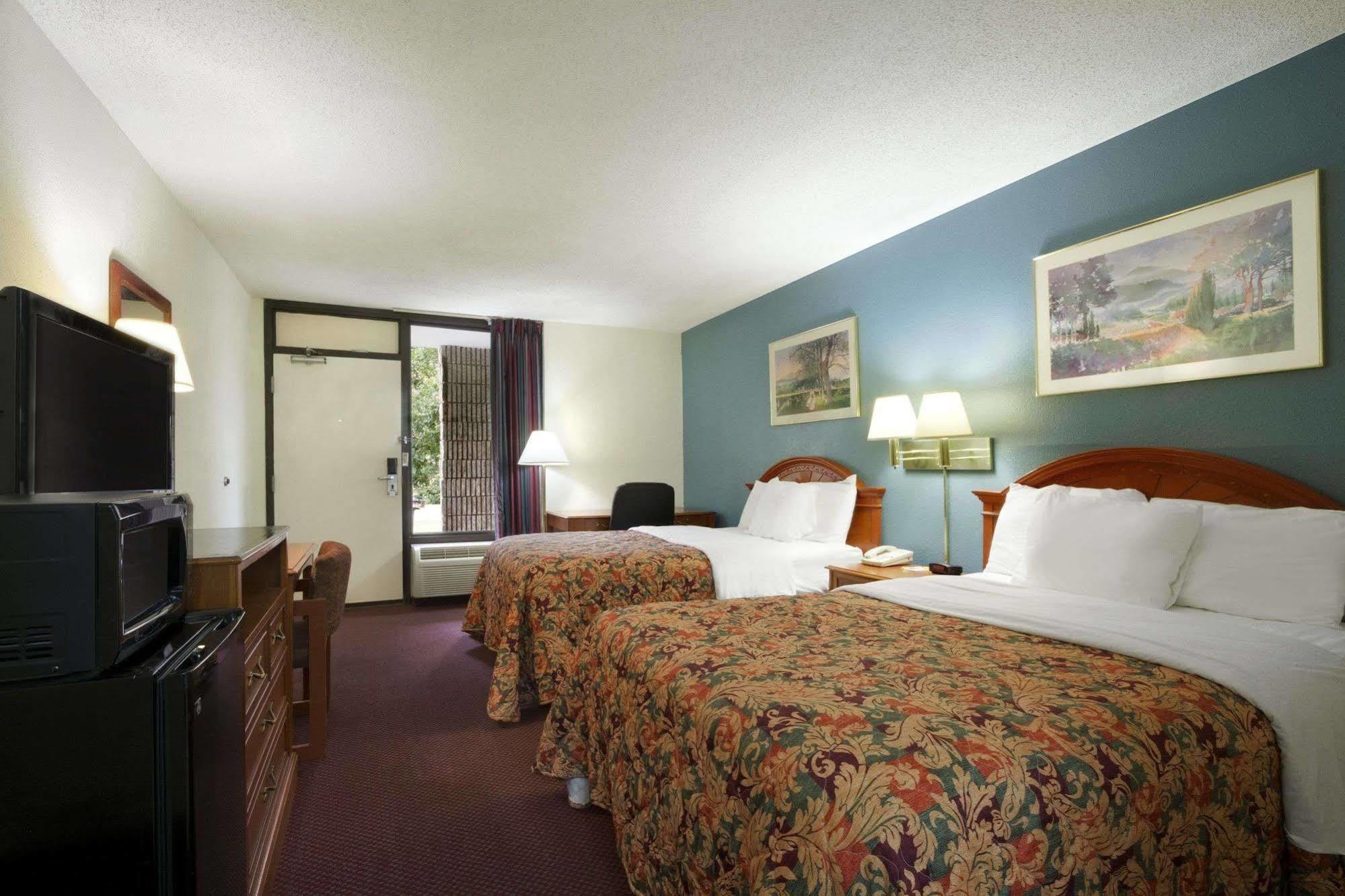 Days Inn By Wyndham San Antonio Southeast Frost Bank Center Buitenkant foto