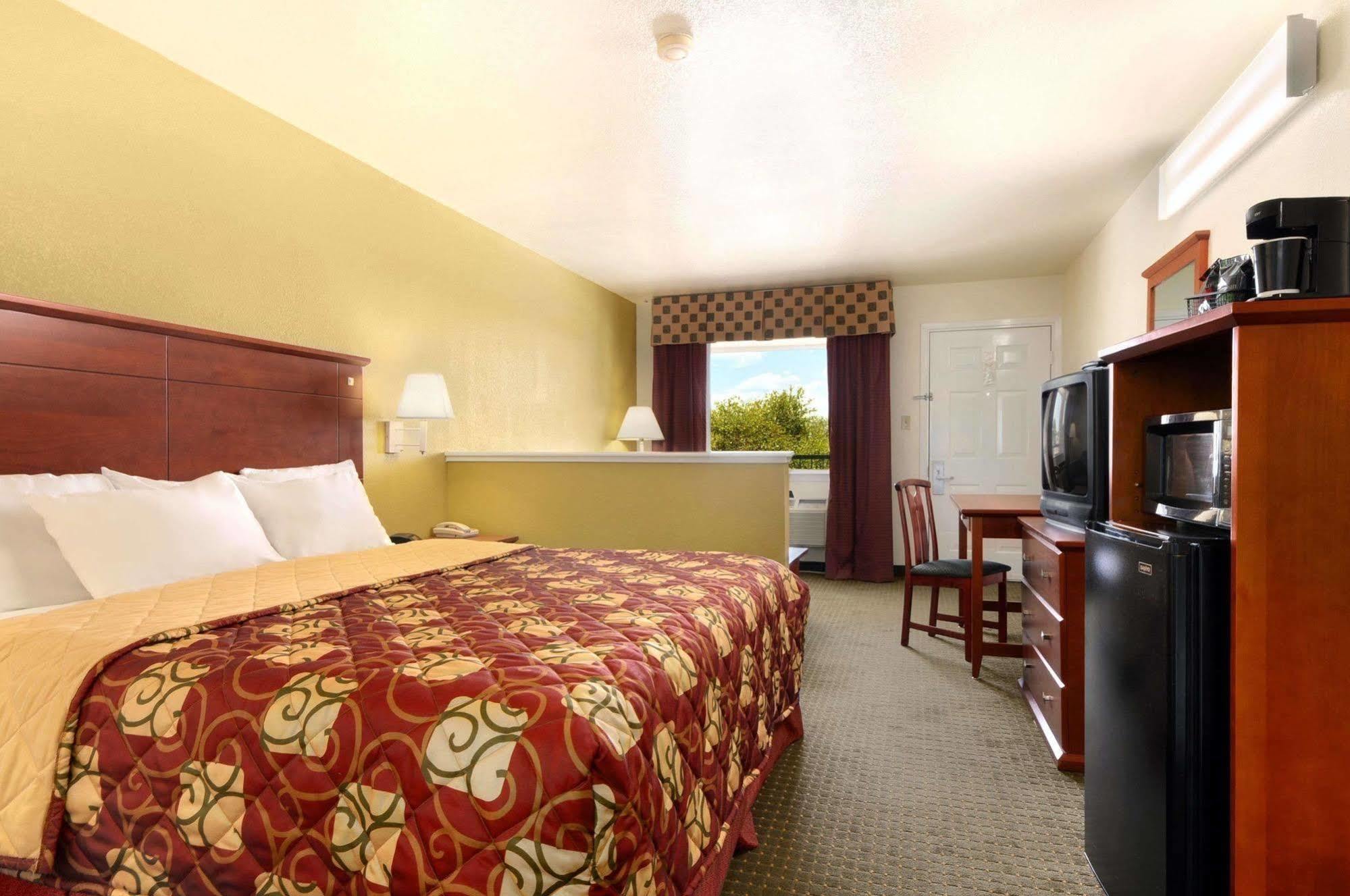 Days Inn By Wyndham San Antonio Southeast Frost Bank Center Buitenkant foto