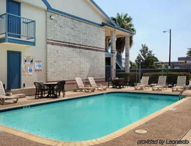 Days Inn By Wyndham San Antonio Southeast Frost Bank Center Buitenkant foto